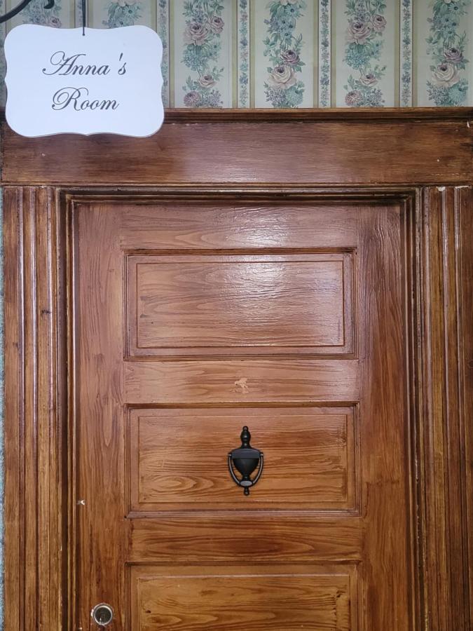The Home Place Inn Kensington Room photo