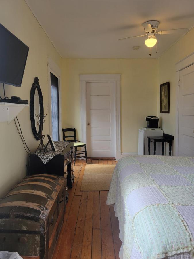 The Home Place Inn Kensington Exterior photo