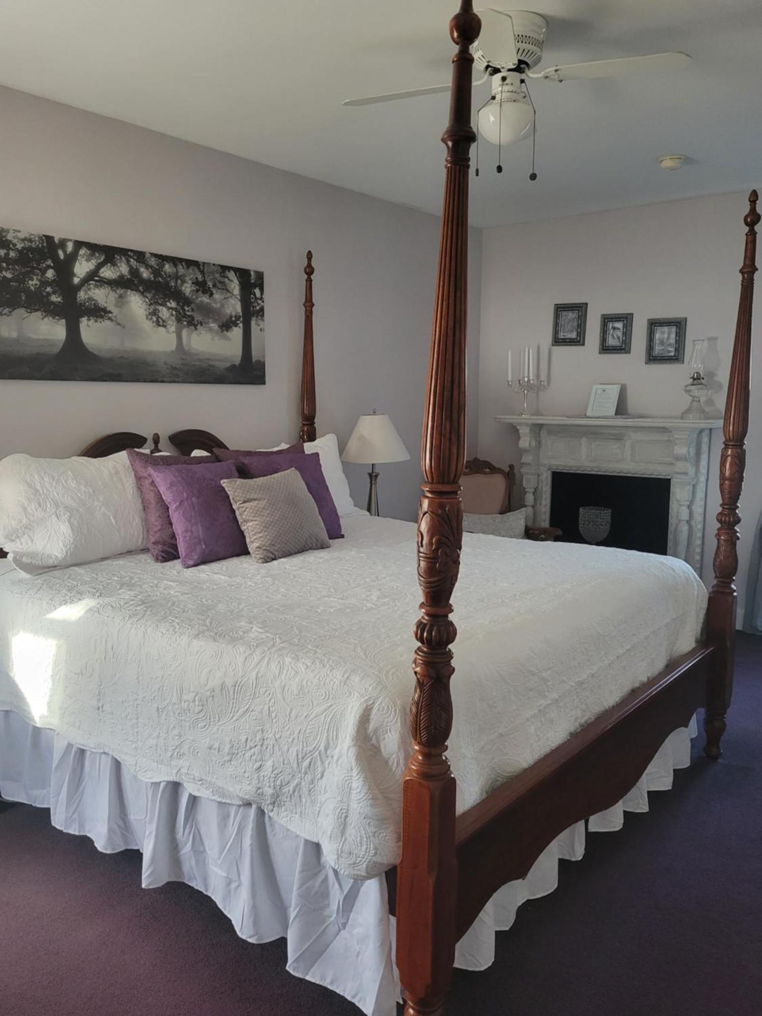 The Home Place Inn Kensington Room photo